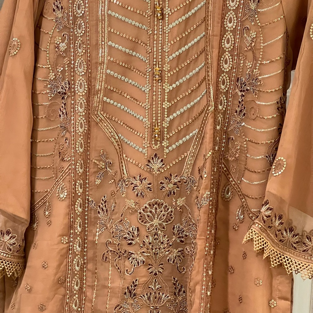 Pakistani branded dress brand is been hameed rana art